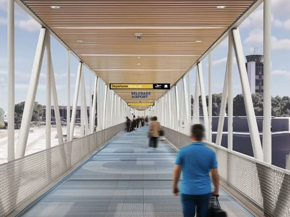 Пешеходная дорога  "Tesla Walkway" от терминала аэропорта Белграда  до ж/д станции